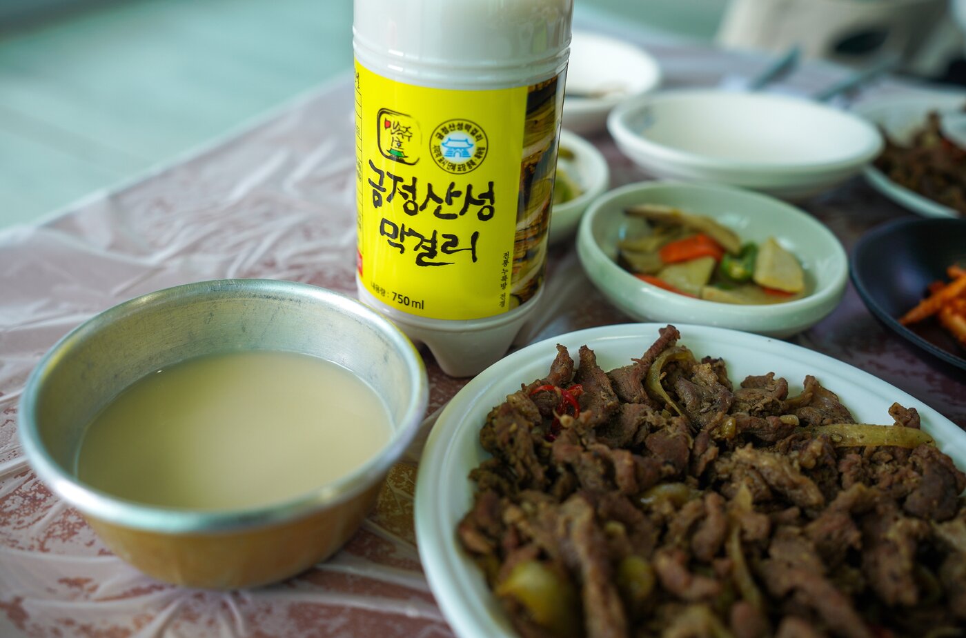 본문 이미지 - 금정산성마을에서 즐기는 흑염소불고기와 금정산성막걸리(한국관광공사 제공)