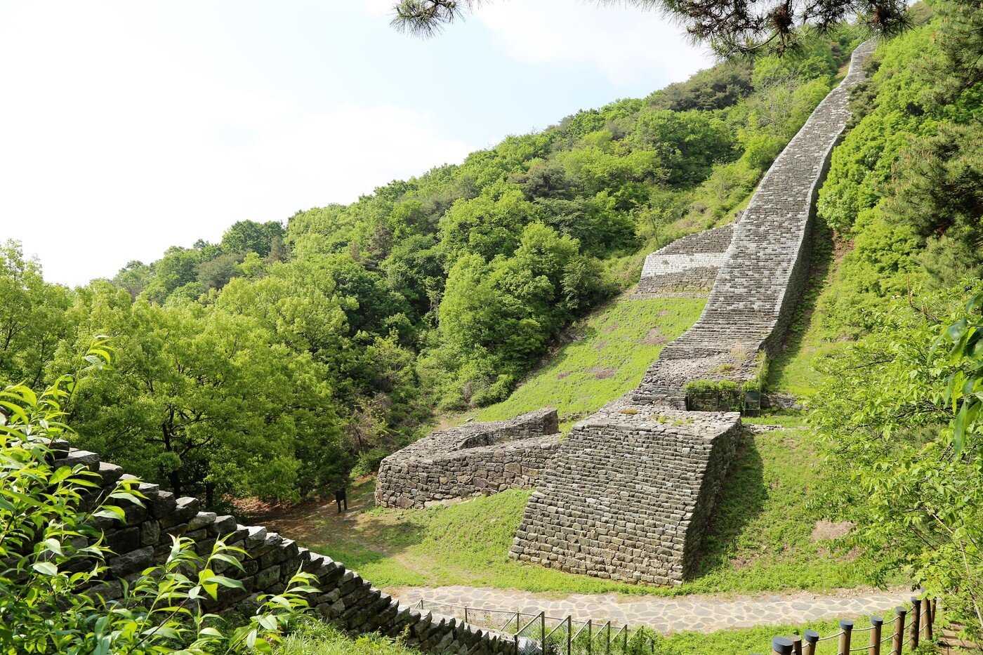 본문 이미지 - 둘레 1,776m의 포곡식 석축산성인 익산 미륵산성은 미륵산 정상부와 북쪽 봉우리를 포함해 동쪽 계곡을 에워싼다(한국관광공사 제공)