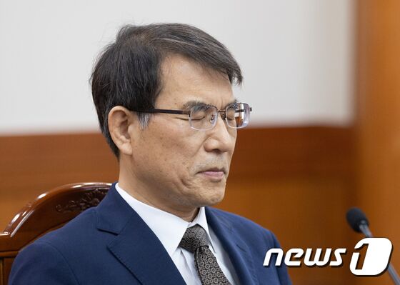노태악 중앙선거관리위원회 위원장이 2일 오전 경기도 과천시 중앙선거관리위원회에서 열린 선관위원회의에 참석해 있다.  2023.6.2/뉴스1 © News1 이재명 기자