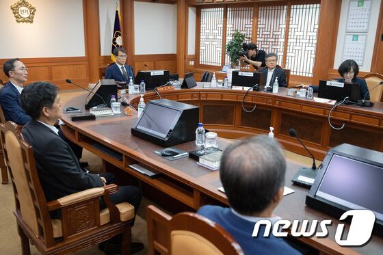 노태악 중앙선거관리위원회 위원장이 2일 오전 경기도 과천시 중앙선거관리위원회에서 열린 선관위원회의에 참석해 있다. 2023.6.2/뉴스1 © News1 이재명 기자