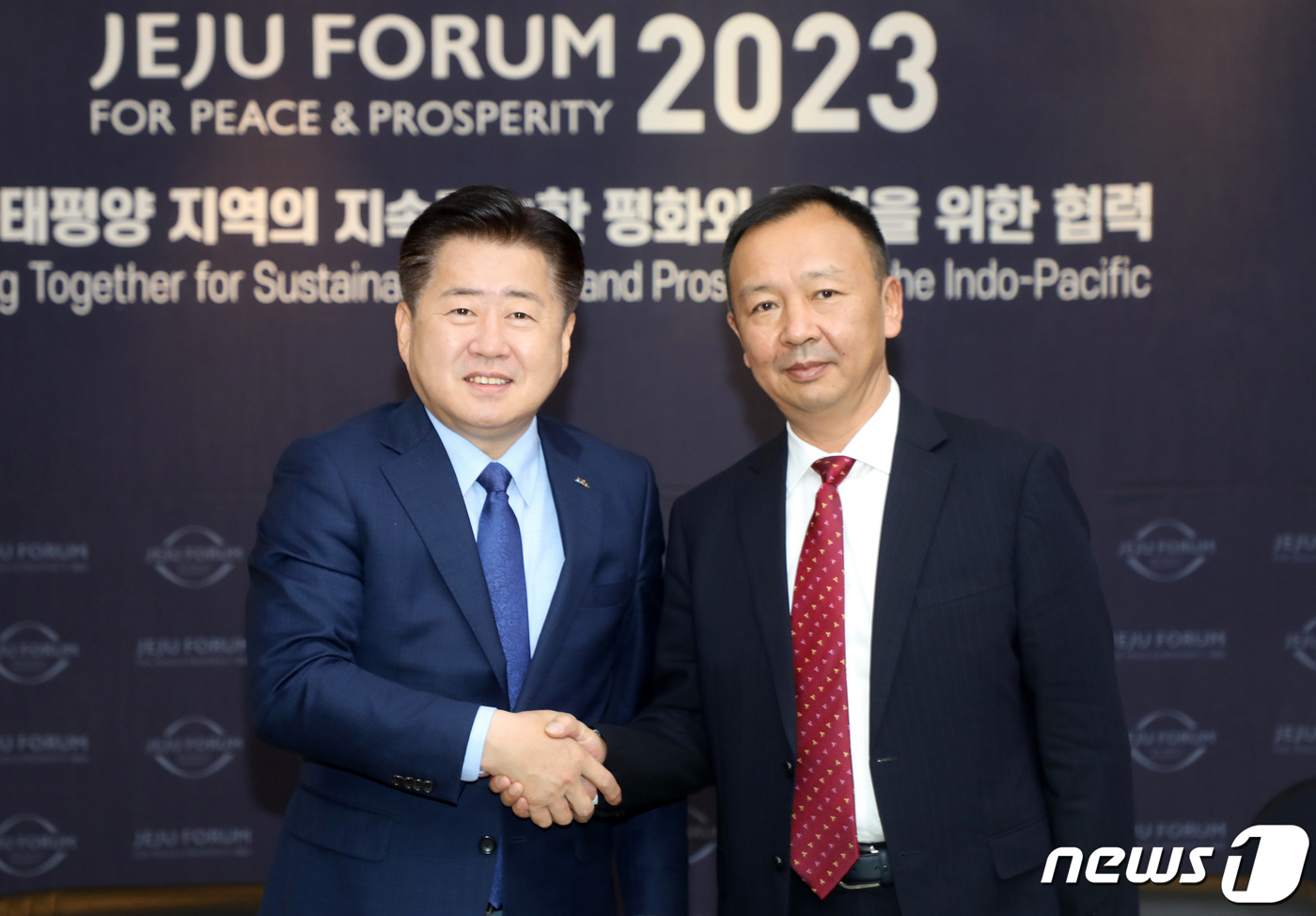 (서귀포=뉴스1) 오미란 기자 = 오영훈 제주특별자치도지사와 빠터얼(Ba Teer) 중국 하이난성위원회 비서장이 2일 오전 제주 서귀포시 제주국제컨벤션센터에서 열린 제18회 평화와 …