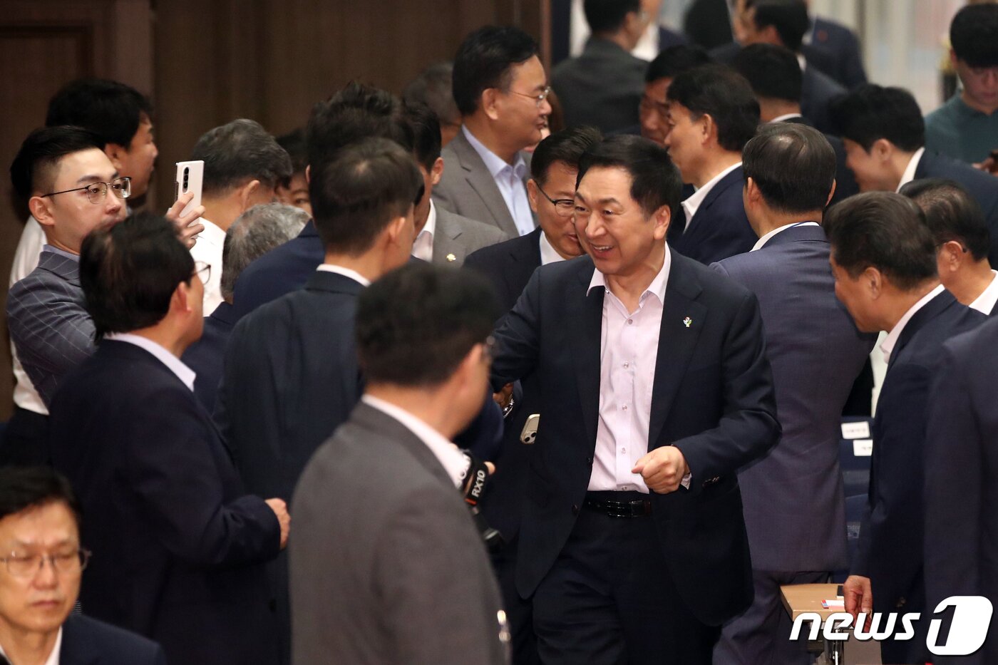 본문 이미지 - 김기현 국민의힘 대표가 2일 오전 서울 여의도 중소기업중앙회에서 열린 전국 당협위원장 워크숍에 참석하고 있다. ⓒ News1 황기선 기자