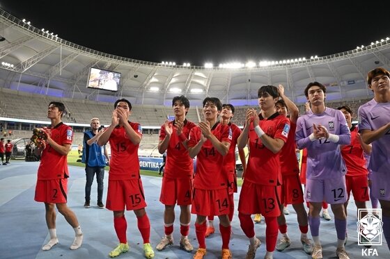 본문 이미지 - 2일(한국시간) 아르헨티나 산티아고 델 에스테로 스타디움에서 열린 '2023 FIFA U-20 월드컵' 대한민국과 에콰도르의 경기에서 3대2로 승리해 8강 진출에 성공한 대표팀 선수들이 관중들을 향해 인사하고 있다.(대한축구협회 제공) 2023.6.2/뉴스1
