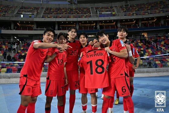 본문 이미지 - 2일(한국시간) 아르헨티나 산티아고 델 에스테로 스타디움에서 열린 '2023 FIFA U20 월드컵' 대한민국과 에콰도르의 경기에서 3대2로 승리해 8강 진출에 성공한 대표팀 선수들이 부상으로 조기 귀국한 박승호의 유니폼을 들고 기념촬영을 하고 있다.(대한축구협회 제공) 2023.6.2/뉴스1