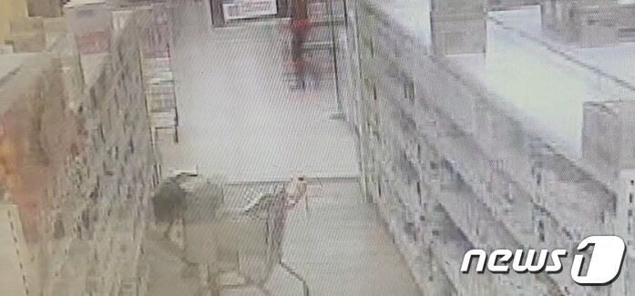 본문 이미지 - 지난 3월 23일 강원 원주시 관설동의 한 마트에서 40대 여성 A씨가 분유 등을 훔친 혐의로 경찰에 입건됐다. 사진은 당시 사건현장의 폐쇄회로(CC)TV 캡처. (강원경찰청 제공) 2023.6.2/뉴스1