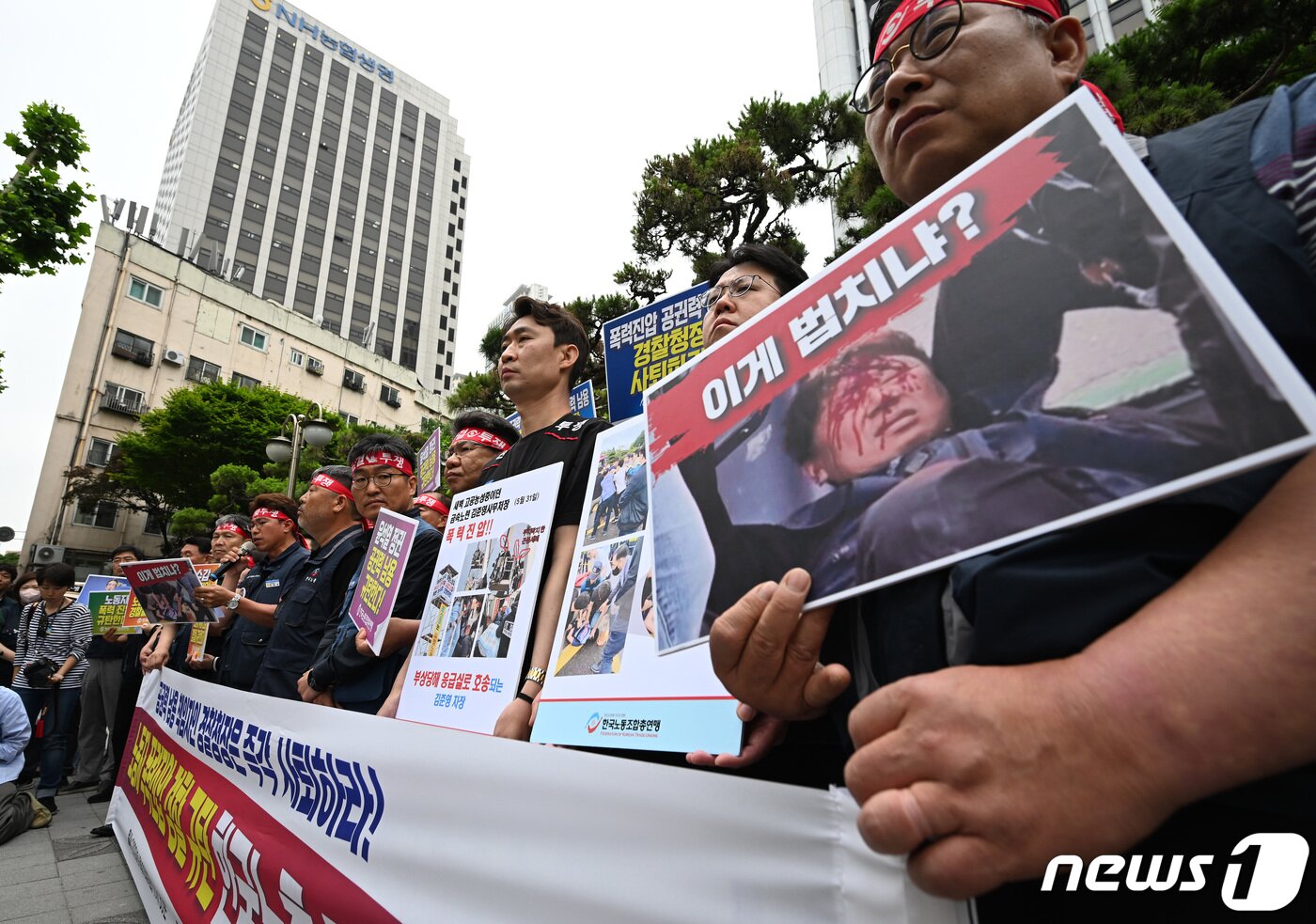 본문 이미지 - 한국노총 김동명 위원장을 비롯한 금속노련 집행부들이 2일 오전 서울 서대문구 경찰청 앞에서 기자회견을 열고 지난 31일 새벽 포스코 하청노조의 농성 과정에서 발생한 경찰의 연이은 과잉 진압을 규탄하며 책임자 처벌을 촉구하고 있다. 2023.6.2/뉴스1 ⓒ News1 이동해 기자