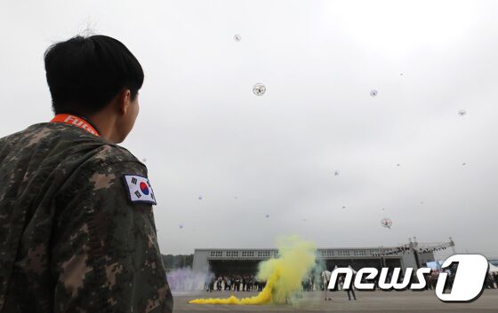 2일 오전 경기도 양주시 가납리비행장에서 열린 '2023 아미 타이거(Army TIGER) 드론봇 페스티벌'에서 군 장병들과 시민들이 드론을 조종하고 있다. 2023.6.2/뉴스1 © News1 구윤성 기자