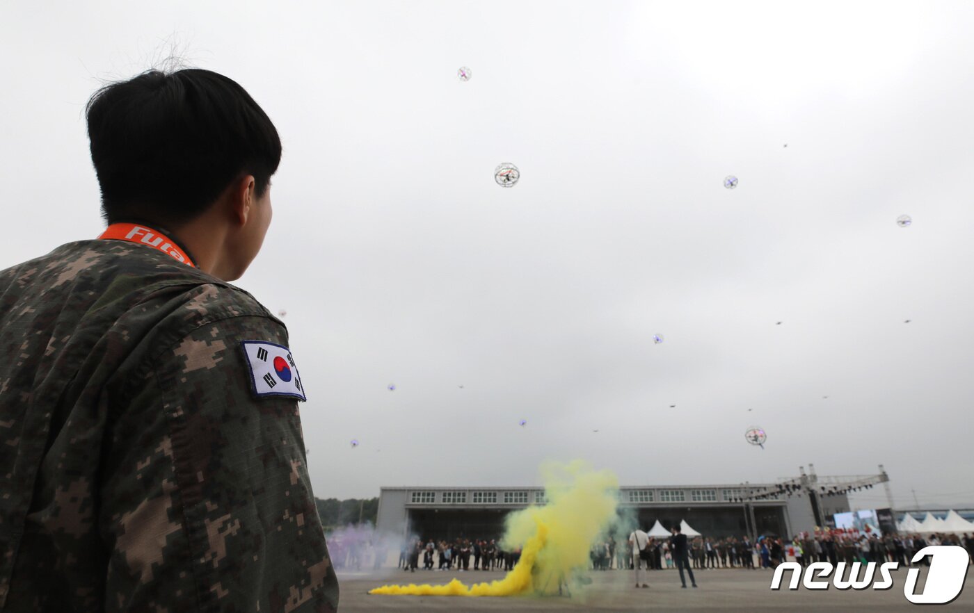 본문 이미지 - 2일 오전 경기도 양주시 가납리비행장에서 열린 '2023 아미 타이거(Army TIGER) 드론봇 페스티벌'에서 군 장병들과 시민들이 드론을 조종하고 있다. 2023.6.2/뉴스1 ⓒ News1 구윤성 기자