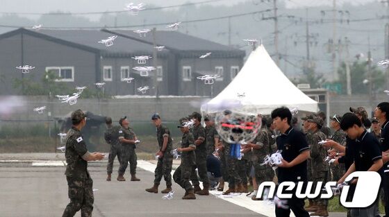 2일 오전 경기도 양주시 가납리비행장에서 열린 '2023 아미 타이거(Army TIGER) 드론봇 페스티벌'에서 군 장병들과 시민들이 드론을 조종하고 있다. 양주시와 육군 지상작전사령부가 주최한 이번 행사는 육군의 아미타이거 전투체계 전시 및 시연과 항공대 축하비행, 제1군단 태권도시범단의 태권시범, 민관군 화합 드론 날리기 행사 등이 진행된다. 2023.6.2/뉴스1 © News1 구윤성 기자