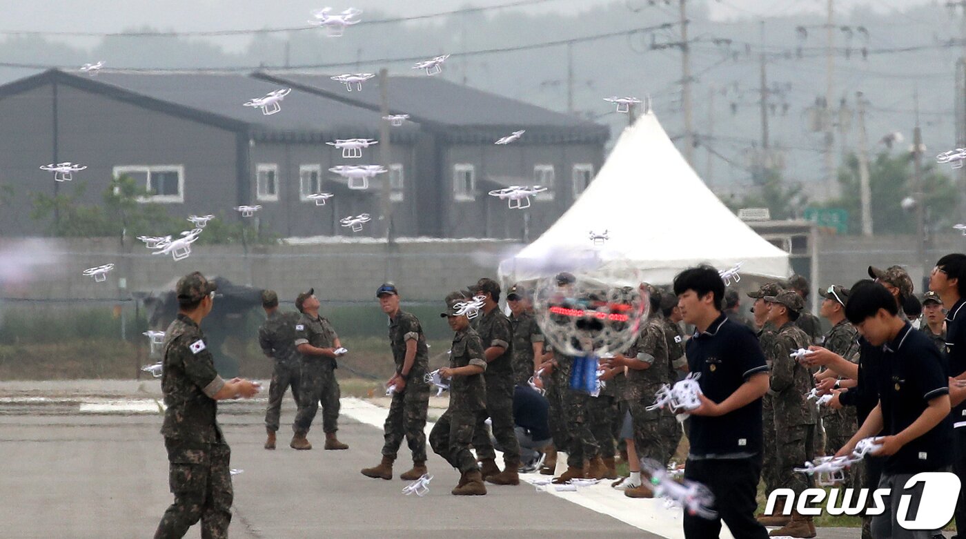 본문 이미지 - 2일 오전 경기도 양주시 가납리비행장에서 열린 '2023 아미 타이거(Army TIGER) 드론봇 페스티벌'에서 군 장병들과 시민들이 드론을 조종하고 있다. 양주시와 육군 지상작전사령부가 주최한 이번 행사는 육군의 아미타이거 전투체계 전시 및 시연과 항공대 축하비행, 제1군단 태권도시범단의 태권시범, 민관군 화합 드론 날리기 행사 등이 진행된다. 2023.6.2/뉴스1 ⓒ News1 구윤성 기자