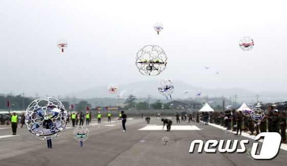2일 오전 경기도 양주시 가납리비행장에서 열린 '2023 아미 타이거(Army TIGER) 드론봇 페스티벌'에서 군 장병들과 시민들이 드론을 조종하고 있다. 2023.6.2/뉴스1 © News1 구윤성 기자