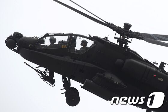 2일 오전 경기도 양주시 가납리비행장에서 열린 '2023 아미 타이거(Army TIGER) 드론봇 페스티벌'에서 육군 아파치 헬기가 축하비행을 선보이고 있다. 2023.6.2/뉴스1 © News1 구윤성 기자