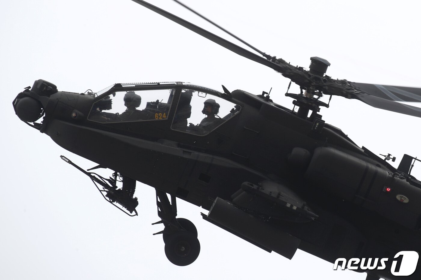 본문 이미지 - 2일 오전 경기도 양주시 가납리비행장에서 열린 '2023 아미 타이거(Army TIGER) 드론봇 페스티벌'에서 육군 아파치 헬기가 축하비행을 선보이고 있다. 2023.6.2/뉴스1 ⓒ News1 구윤성 기자