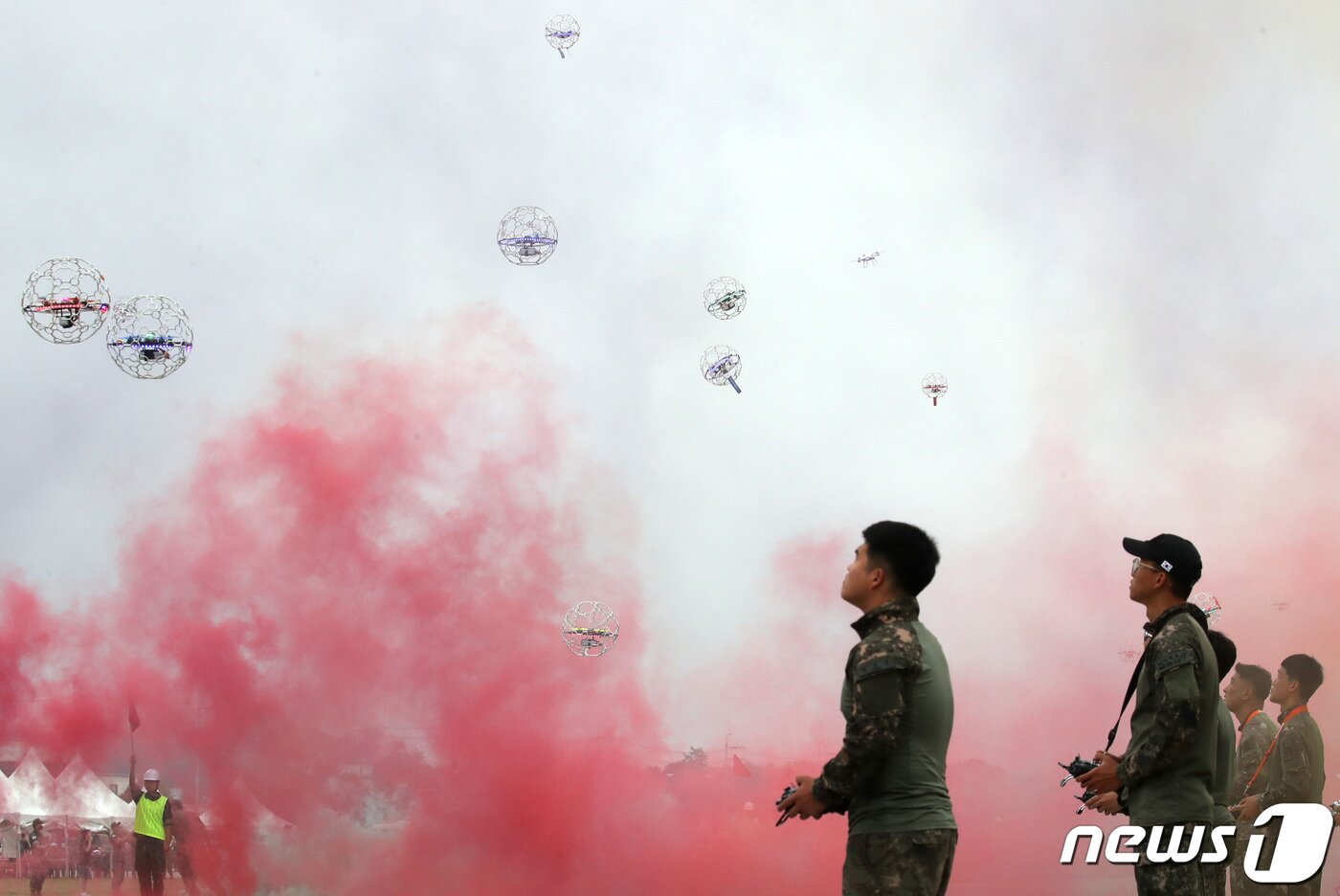 본문 이미지 - 2일 오전 경기도 양주시 가납리비행장에서 열린 '2023 아미 타이거(Army TIGER) 드론봇 페스티벌'에서 군 장병들과 시민들이 드론을 조종하고 있다. 2023.6.2/뉴스1 ⓒ News1 구윤성 기자