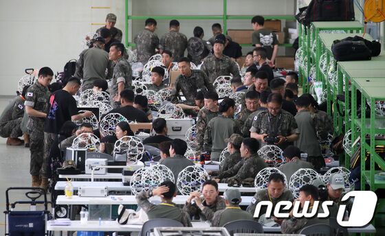 2일 오전 경기도 양주시 가납리비행장에서 열린 '2023 아미 타이거(Army TIGER) 드론봇 페스티벌'에서 드론전투경연대회에 참가하는 군 장병들이 드론을 정비하고 있다. 2023.6.2/뉴스1 © News1 구윤성 기자