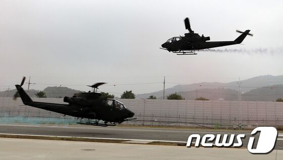 2일 오전 경기도 양주시 가납리비행장에서 열린 '2023 아미 타이거(Army TIGER) 드론봇 페스티벌'에서 코브라 공격 헬기가 축하비행을 선보이고 있다. 2023.6.2/뉴스1 © News1 구윤성 기자