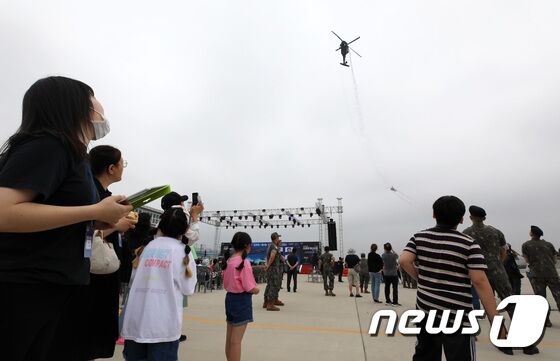 2일 오전 경기도 양주시 가납리비행장에서 열린 '2023 아미 타이거(Army TIGER) 드론봇 페스티벌'에서 군 장병들과 시민들이 UH-60 '블랙호크' 헬기의 축하비행을 관람하고 있다. 2023.6.2/뉴스1 © News1 구윤성 기자