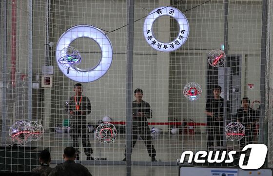2일 오전 경기도 양주시 가납리비행장에서 열린 '2023 아미 타이거(Army TIGER) 드론봇 페스티벌'에서 장병들이 드론 경기를 치르고 있다. 2023.6.2/뉴스1 © News1 구윤성 기자
