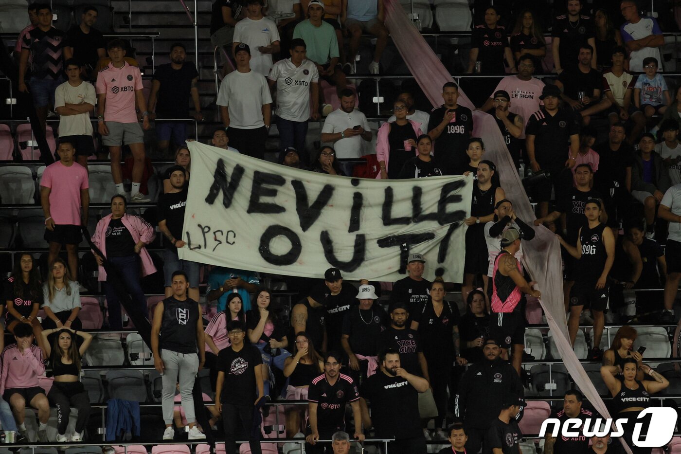 본문 이미지 - 성난 인터 마이애미 팬들이 네빌 아웃 걸게를 들고 있다. ⓒ 로이터=뉴스1