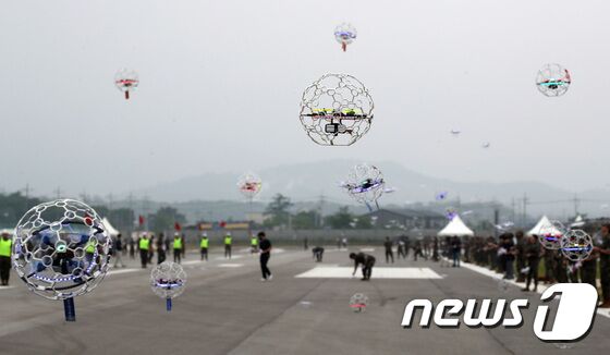 2일 오전 경기도 양주시 가납리비행장에서 열린 '2023 아미 타이거(Army TIGER) 드론봇 페스티벌'에서 군 장병들과 시민들이 드론을 조종하고 있다. 2023.6.2/뉴스1 © News1 구윤성 기자