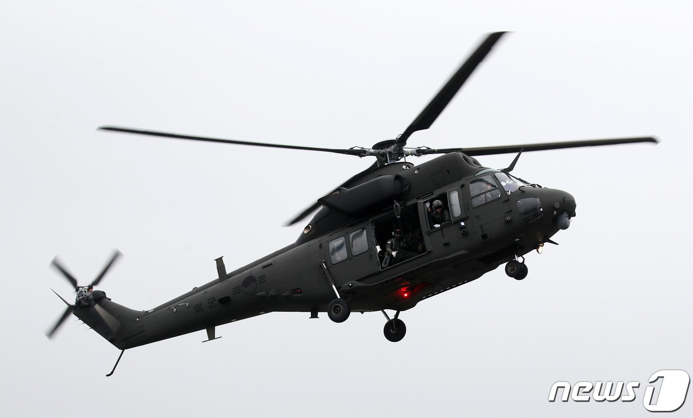 본문 이미지 - 2일 오전 경기도 양주시 가납리비행장에서 열린 '2023 아미 타이거(Army TIGER) 드론봇 페스티벌'에서 육군 수리온 헬기(KUH)가 기동하고 있다. 2023.6.2/뉴스1 ⓒ News1 구윤성 기자