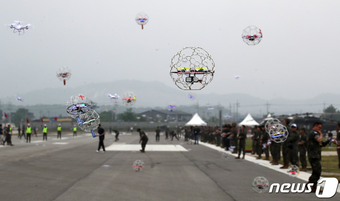 본문 이미지 - 2일 오전 경기도 양주시 가납리비행장에서 열린 '2023 아미 타이거(Army TIGER) 드론봇 페스티벌'에서 군 장병들과 시민들이 드론을 조종하고 있다. 2023.6.2/뉴스1 ⓒ News1 구윤성 기자