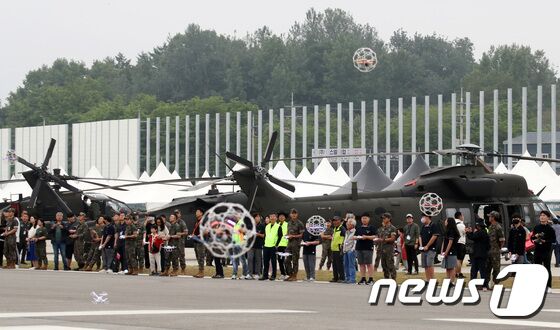 2일 오전 경기도 양주시 가납리비행장에서 열린 '2023 아미 타이거(Army TIGER) 드론봇 페스티벌'에서 군 장병들과 시민들이 드론을 조종하고 있다. 2023.6.2/뉴스1 © News1 구윤성 기자