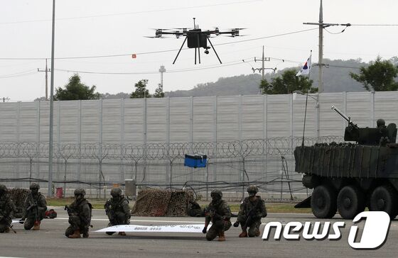 2일 오전 경기도 양주시 가납리비행장에서 열린 '2023 아미 타이거(Army TIGER) 드론봇 페스티벌'에서 물자 수송 드론이 보급품을 목표지점으로 투하하고 있다. 2023.6.2/뉴스1 © News1 구윤성 기자