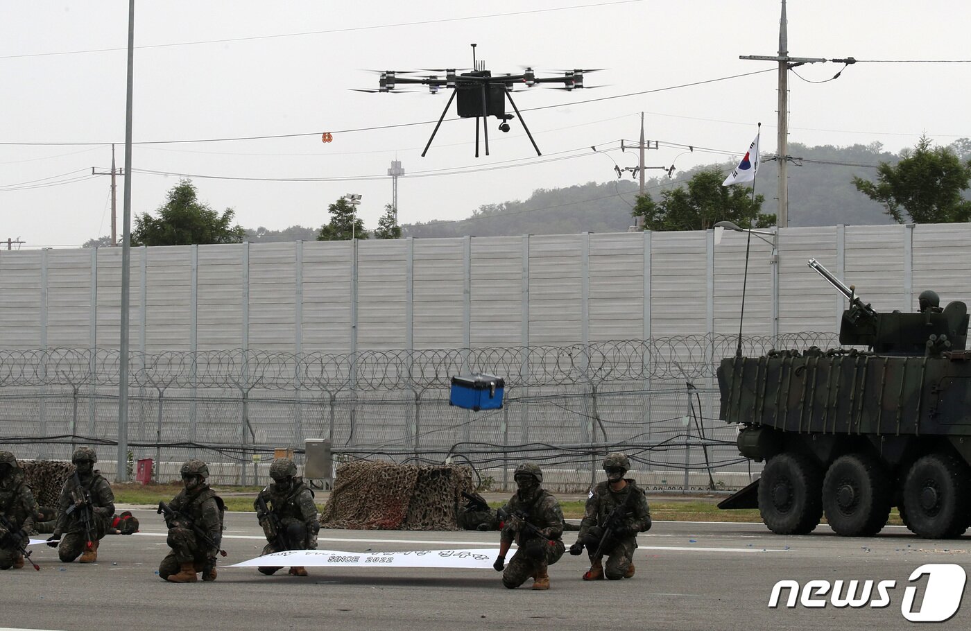 본문 이미지 - 2일 오전 경기도 양주시 가납리비행장에서 열린 '2023 아미 타이거(Army TIGER) 드론봇 페스티벌'에서 물자 수송 드론이 보급품을 목표지점으로 투하하고 있다. 2023.6.2/뉴스1 ⓒ News1 구윤성 기자