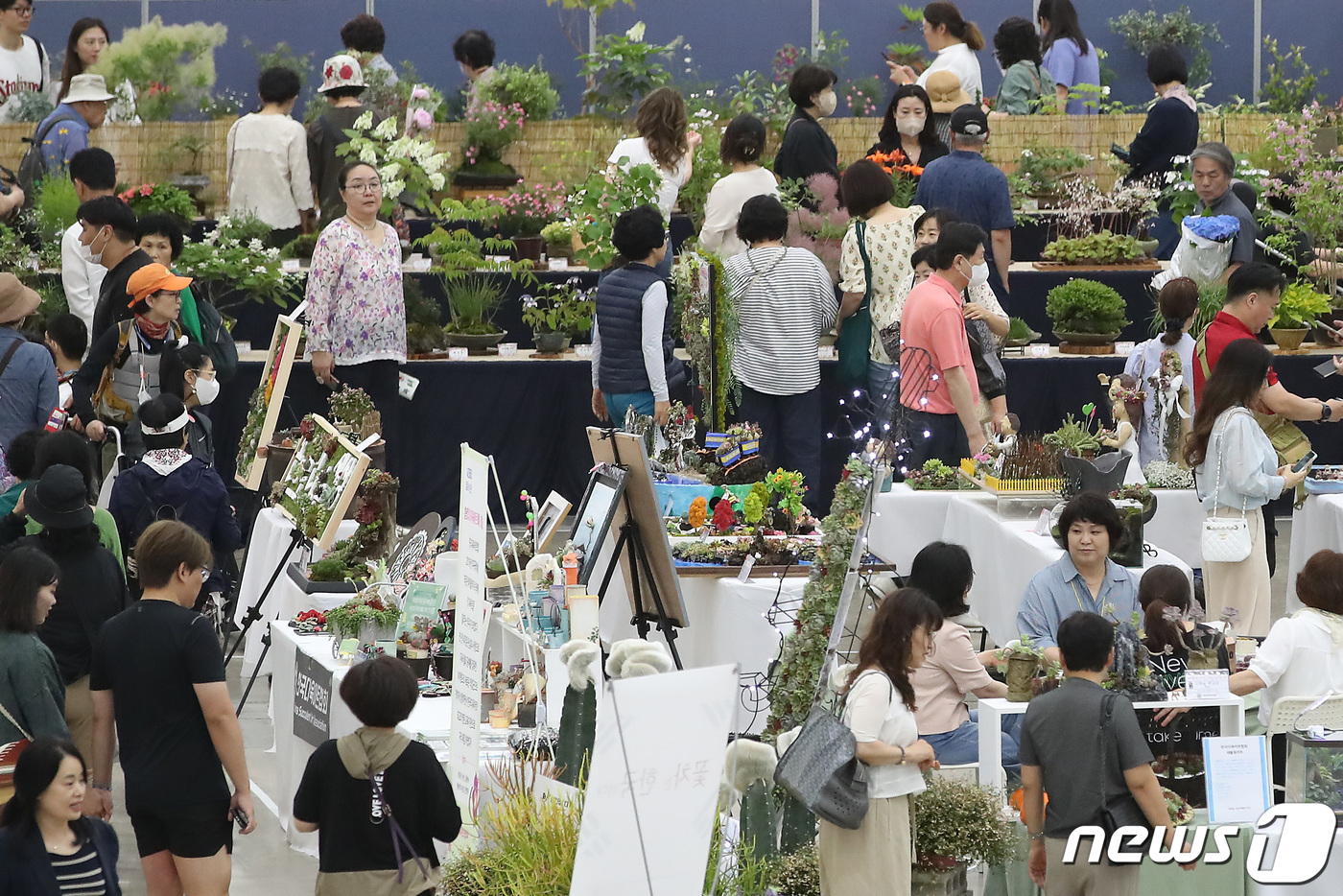 (대구=뉴스1) 공정식 기자 = 2일 오후 대구 엑스코에서 개막한 '제14회 대구꽃박람회'를 찾은 시민들이 화훼조형물과 원예작품 등을 관람하고 있다.'꽃의 힘(The Power o …