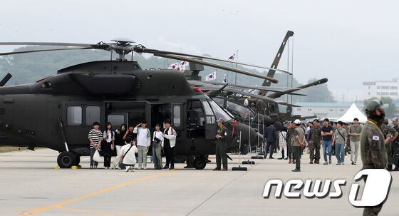 2일 경기도 양주시 가납리비행장에서 열린 '2023 아미 타이거(Army TIGER) 드론봇 페스티벌'에서 시민들이 수리온과 아파치 헬기 등 전시된 핵심 전투장비를 둘러보고 있다. 2023.6.2/뉴스1 © News1 구윤성 기자