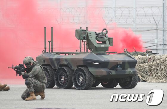 2일 오전 경기도 양주시 가납리비행장에서 열린 '2023 아미 타이거(Army TIGER) 드론봇 페스티벌'에서 육군이 아미 타이거 유·무인 복합 전투체계 시범을 선보이고 있다. 2023.6.2/뉴스1 © News1 구윤성 기자