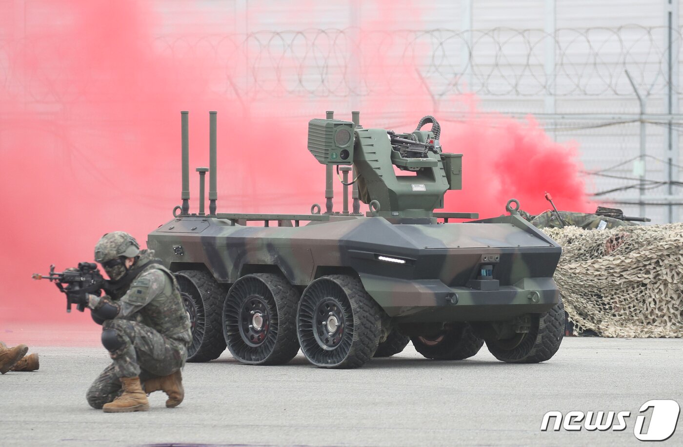 본문 이미지 - 2일 오전 경기도 양주시 가납리비행장에서 열린 '2023 아미 타이거(Army TIGER) 드론봇 페스티벌'에서 육군이 아미 타이거 유·무인 복합 전투체계 시범을 선보이고 있다. 2023.6.2/뉴스1 ⓒ News1 구윤성 기자