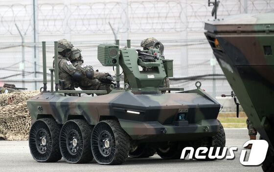 2일 오전 경기도 양주시 가납리비행장에서 열린 '2023 아미 타이거(Army TIGER) 드론봇 페스티벌'에서 25사단 장병들이 다목적무인차량을 이용한 부상자 후송 시범을 보이고 있다. 2023.6.2/뉴스1 © News1 구윤성 기자