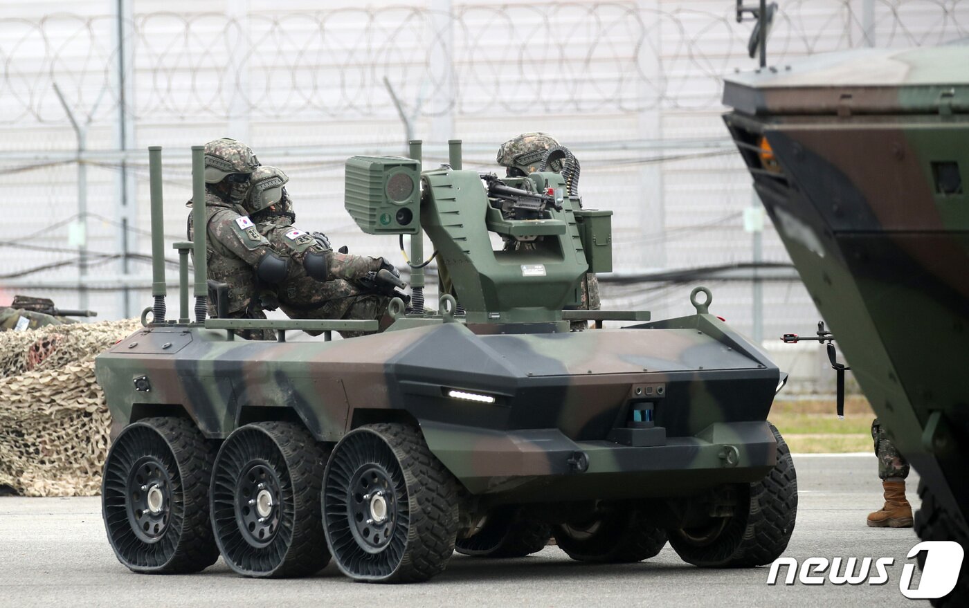 본문 이미지 - 2일 오전 경기도 양주시 가납리비행장에서 열린 '2023 아미 타이거(Army TIGER) 드론봇 페스티벌'에서 25사단 장병들이 다목적무인차량을 이용한 부상자 후송 시범을 보이고 있다. 2023.6.2/뉴스1 ⓒ News1 구윤성 기자