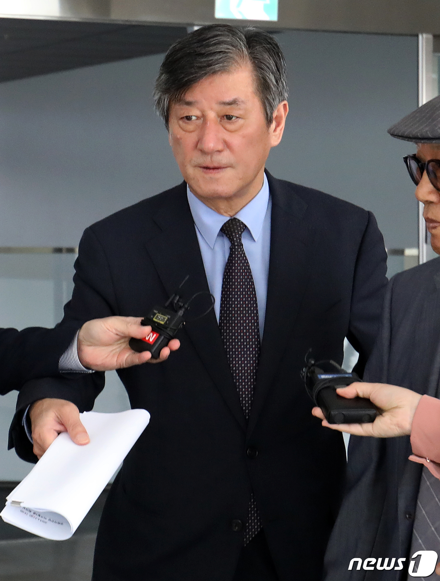 (부산=뉴스1) 윤일지 기자 = 이용관 부산국제영화제(BIFF) 이사장이 2일 오후 부산 해운대구 영화의전당에서 혁신위원회 발족 등을 논의하는 이사회에 참석하기 위해 회의실로 이동 …