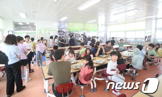2일 영광 묘량중앙초 아이들이 점심시간이 되자 식당에 모여 즐거운 점심을 먹고 있다. 2023.6.2/뉴스1 © News1 김태성 기자