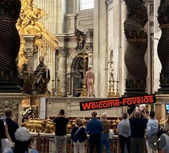 1일(현지시간) 늦은 오후 이탈리아 로마 바티칸 시국의 성베드로 성당의 중앙 제단에 한 남성이 나체로 서 있다. 사진 우측 하단에 적힌 붉은색 글자(WelcometoFavelas)는 사진 출처로 추정된다. (Il Messaggero 제공 기사사진 갈무리) 2023.6.1