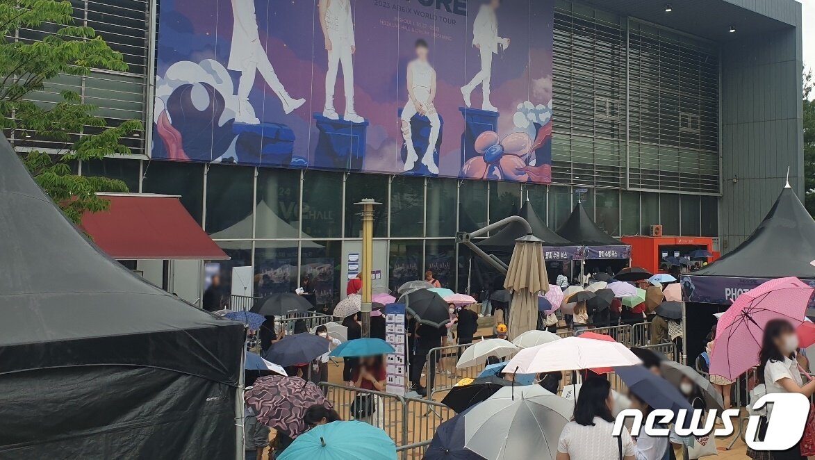 본문 이미지 - 지난달 서울의 한 공연장에서 열린 K팝 아이돌 콘서트에 참석하기 위해 팬들이 줄을 서서 기다리고 있다. ⓒ News1 박혜연 기자