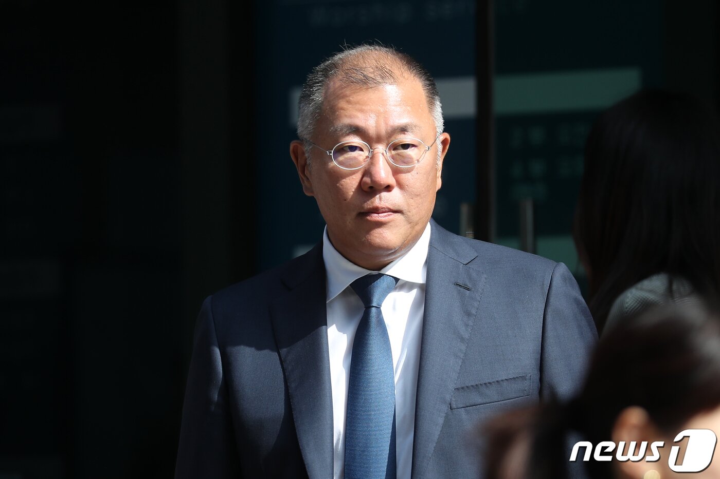 본문 이미지 - 정의선 현대자동차 그룹 회장이 2일 오후 서울 종로구 종교교회에서 열린 정몽원 HL그룹 회장의 차녀 정지수 씨와 백지연 전 앵커의 외아들 강인찬 씨의 결혼식을 마치고 발걸음을 옮기고 있다. 2023.6.2/뉴스1 ⓒ News1 이승배 기자