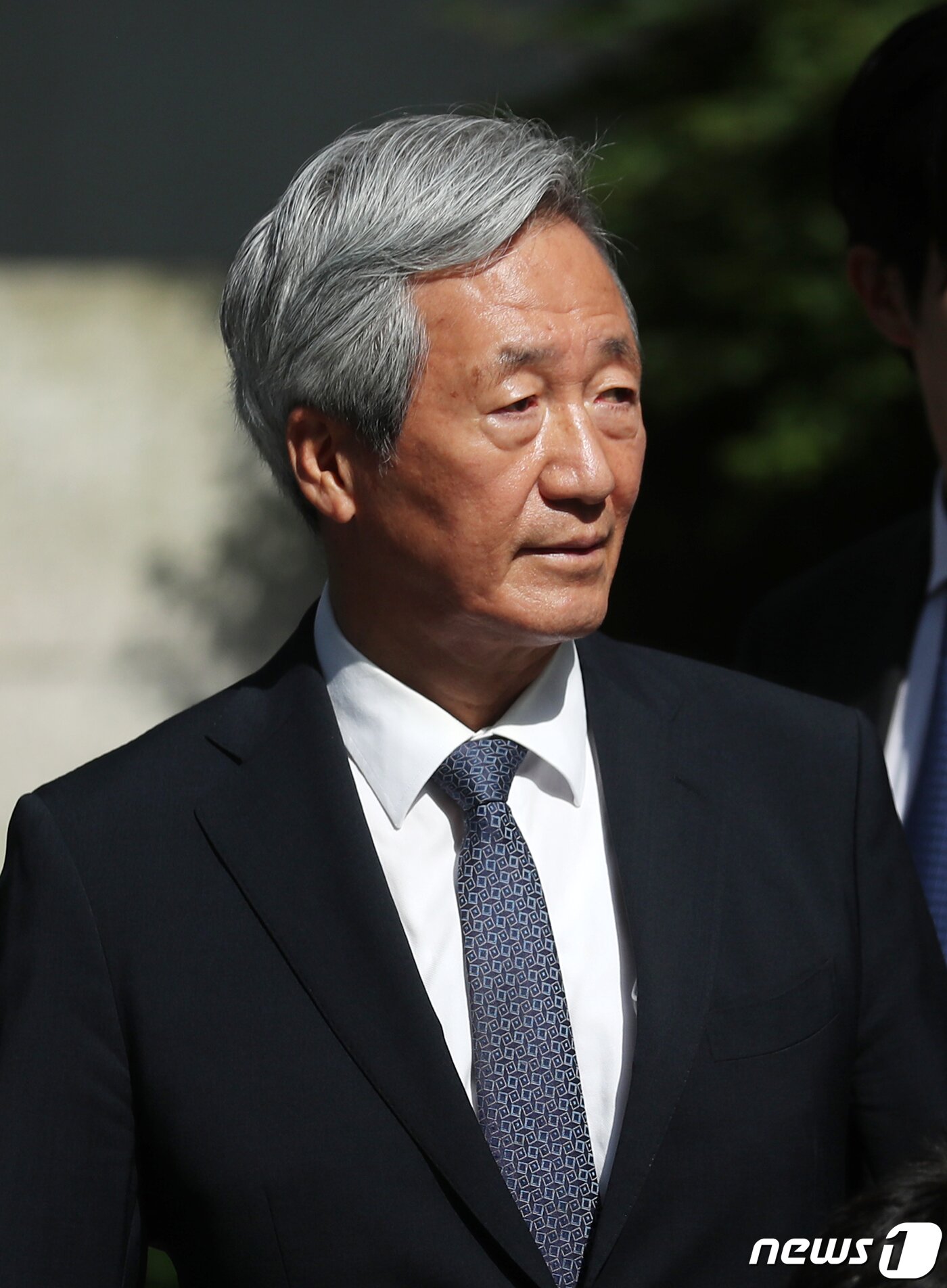 본문 이미지 - 정몽준 아산재단 이사장이 2일 오후 서울 종로구 종교교회에서 열린 정몽원 HL그룹 회장의 차녀 정지수 씨와 백지연 전 앵커의 외아들 강인찬 씨의 결혼식을 마치고 발걸음을 옮기고 있다. 2023.6.2/뉴스1 ⓒ News1 이승배 기자