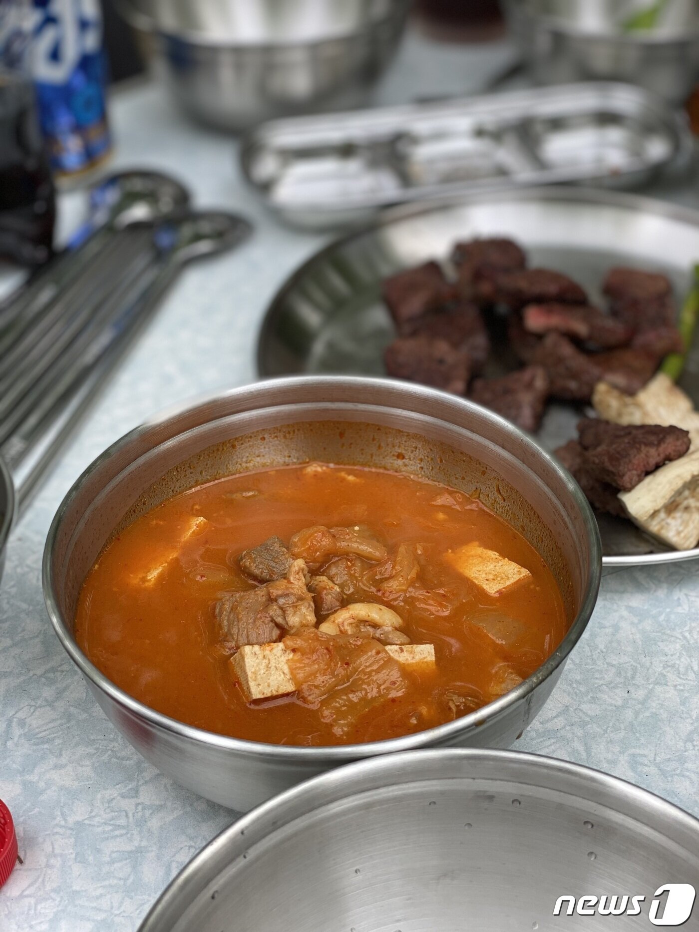 본문 이미지 - 다회용기로 즐기는 고기와 김치찌개는 맛있었다. 2023.6.1/뉴스1 ⓒ News1 이기범 기자