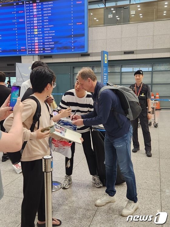 클린스만 감독이 2일 인천공항을 통해 입국한 뒤 팬들에게 사인해주고 있다. © News1 이재상기자