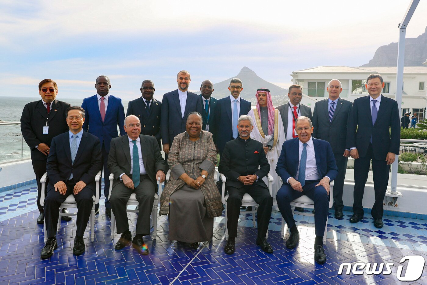 본문 이미지 - 세르게이 라브로프 러시아 외무장관 등 브릭스 외무장관들이 2일(현지시간) 남아프리카공화국 케이프 타운에서 열린 회의 중 단체 사진을 찍고 있다. 2023.6.2 ⓒ 로이터=뉴스1 ⓒ News1 우동명 기자