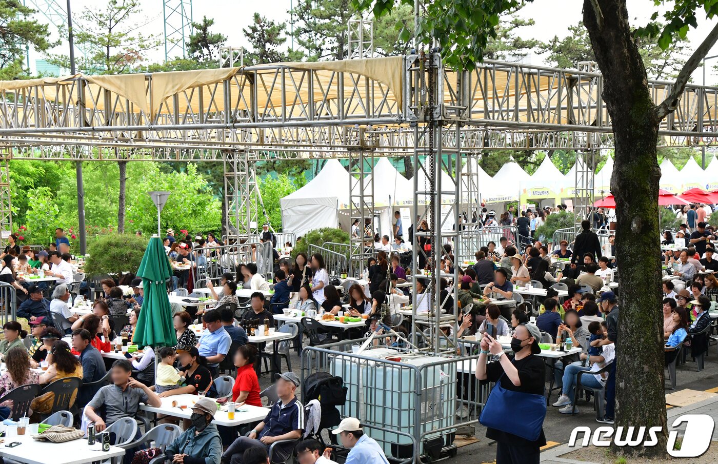 본문 이미지 - 2일 오후 서울 노원구 화랑대 철도공원에서 열린 &#39;2023 노원수제맥주축제&#40;NBF, Nowon Beer Festival&#41;&#39;를 찾은 시민들이 즐거운 시간을 보내고 있다. &#40;노원구 제공&#41; 2023.6.2/뉴스1 ⓒ News1 권현진 기자