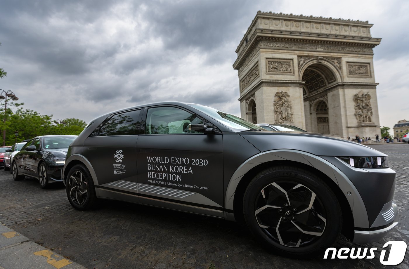 본문 이미지 - '2030 부산 세계박람회(엑스포)' 유치 홍보 문구를 부착한 현대차의 전기차./뉴스1 ⓒ News1