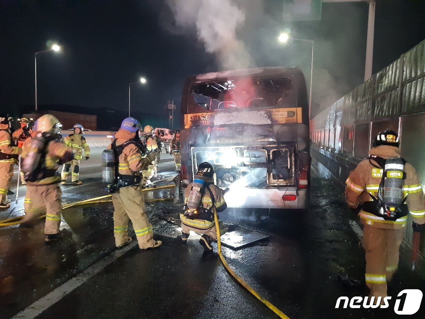 본문 이미지 - 달리던 버스에서 화재가 발생해 소방대원들이 진화를 하고 있다. (특정 기사 내용과는 무관한 자료사진) / 뉴스1 ⓒ News1