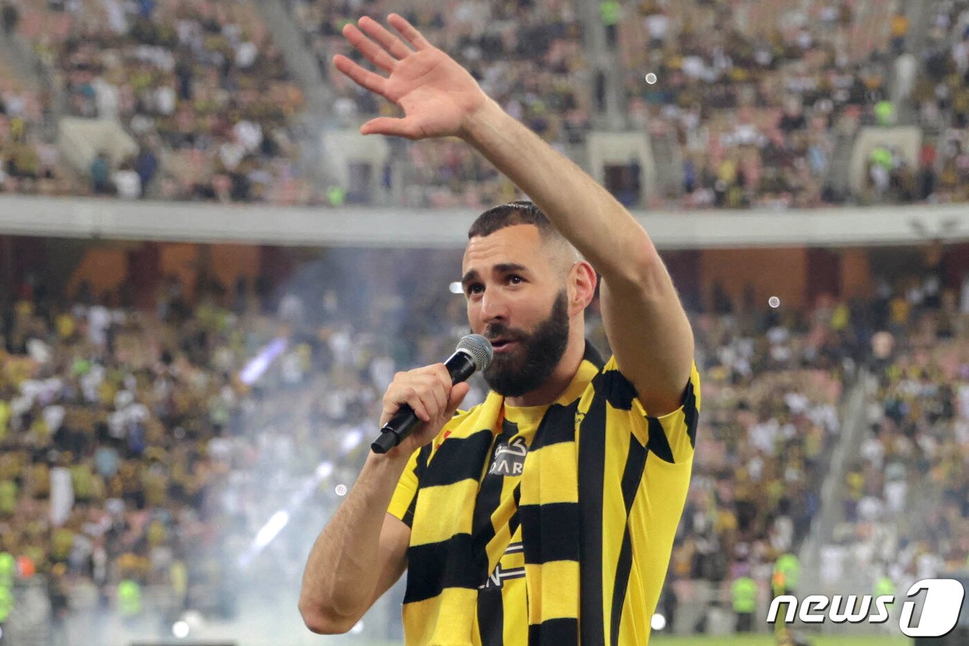 본문 이미지 - 알이티파크에 입단한 카림 벤제마. ⓒ AFP=뉴스1