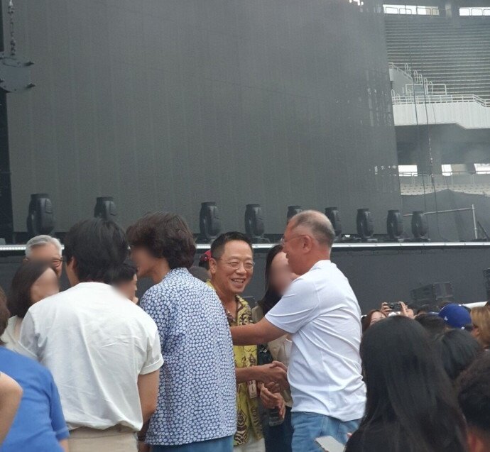 본문 이미지 - '현대카드 슈퍼콘서트 27 브루노 마스' 공연에 참석한 정의선 현대자동차그룹 회장이 정태영 현대카드 부회장과 악수를 나누고 있다. / 사진출처=온라인 커뮤니티 갈무리