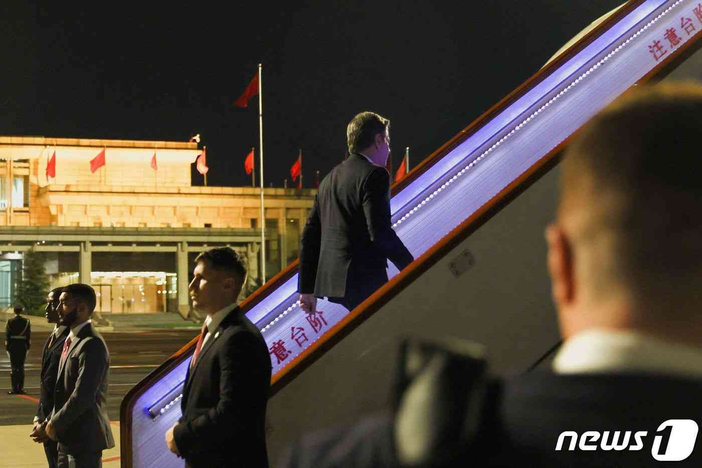 토니 블링컨 미국 국무장관이 지난 6월 19일 미국 국무장관으로는 5년 만의 중국 방문을 마친 뒤 베이징에서 런던 행 전용기를 타고 있다. 2023.6.20 © AFP=뉴스1 © News1 우동명 기자